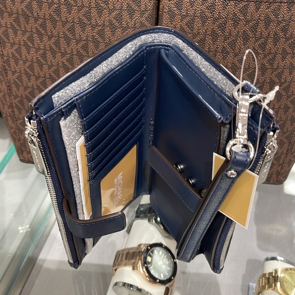MICHAEL KORS JST LG DOUBLE ZIP WRISTLET WALLET PHONE HOLDER 
Navy Multi 
NWT - Picture 9 of 16